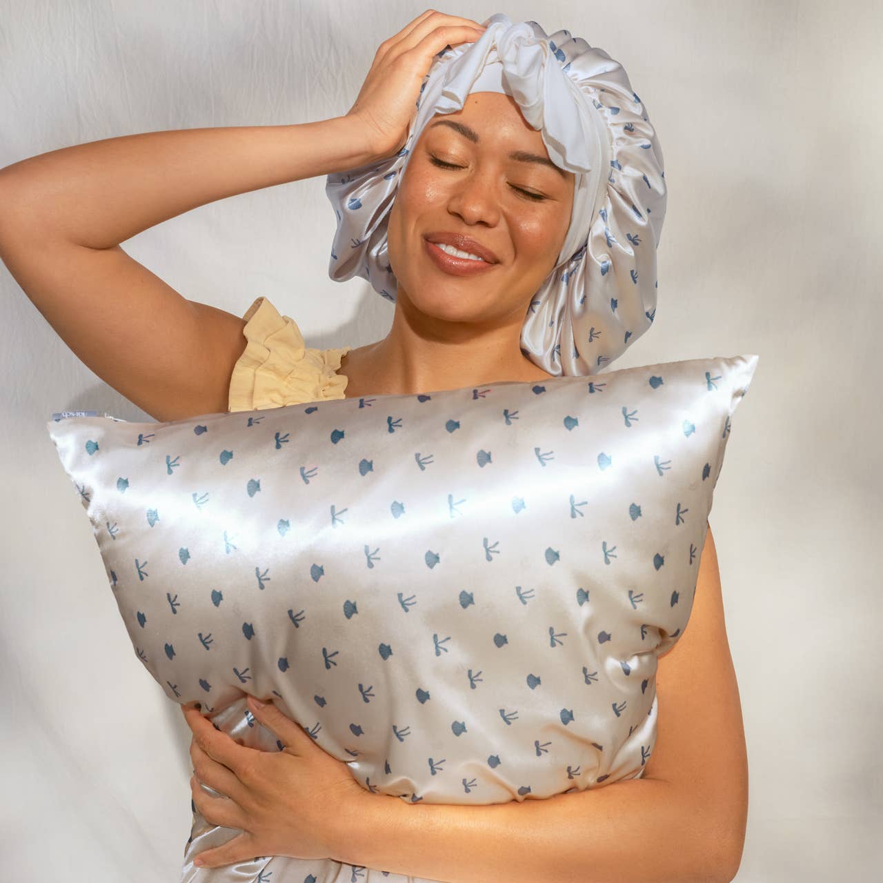Kitsch Oversized Satinmössa - Pärlemorvit & Kustblått mönster