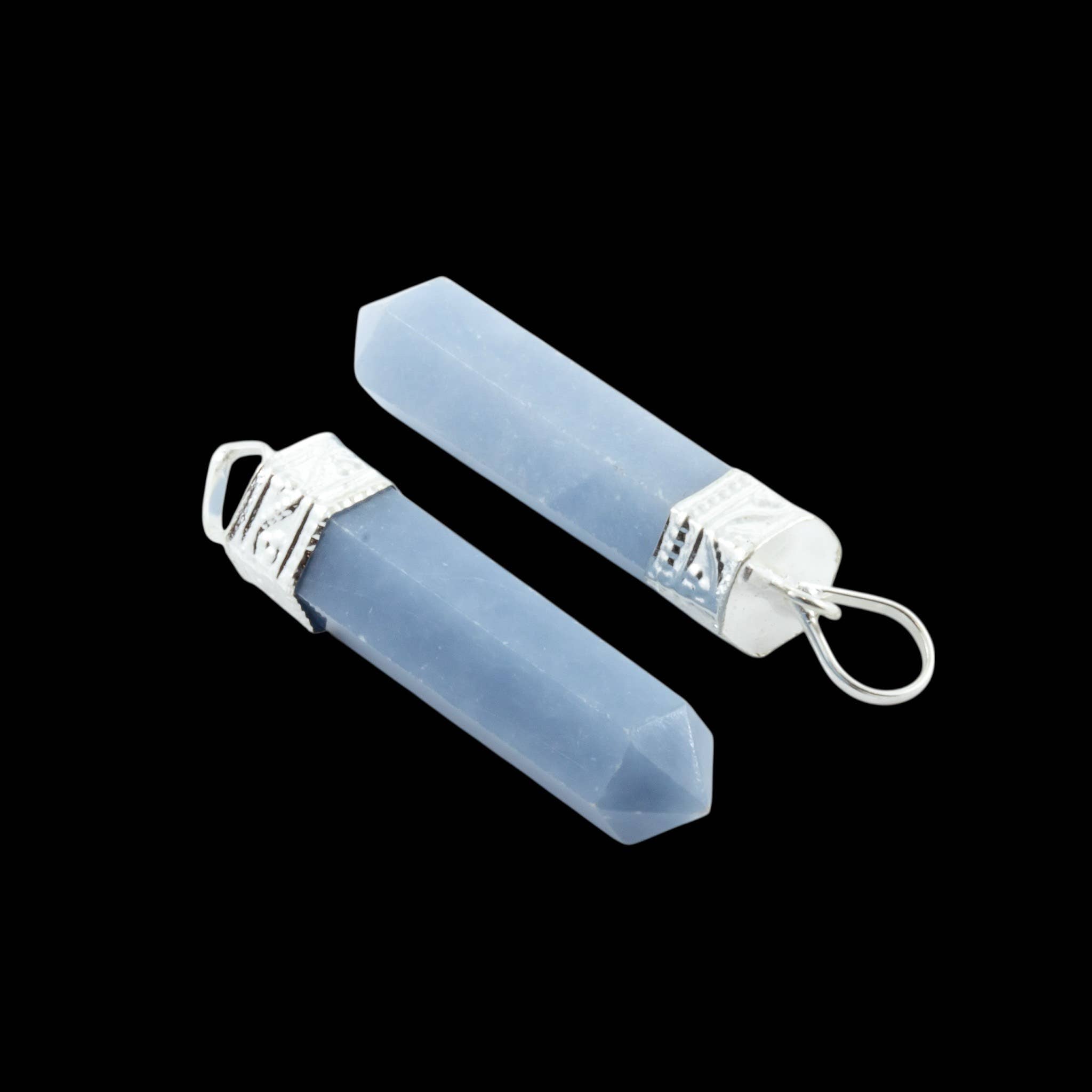 Halsband med hängsmycke i ädelstenspenna