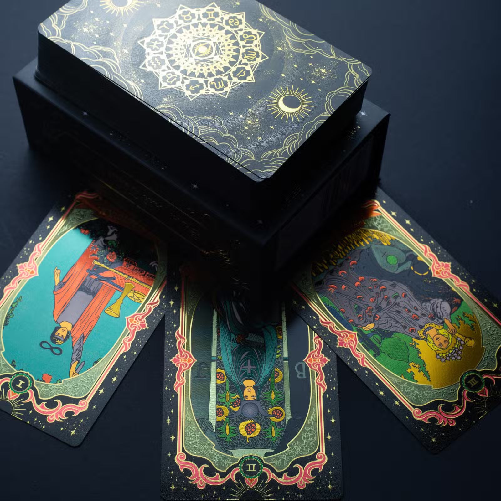 Tarotkortlek med guldfolie – med häfte