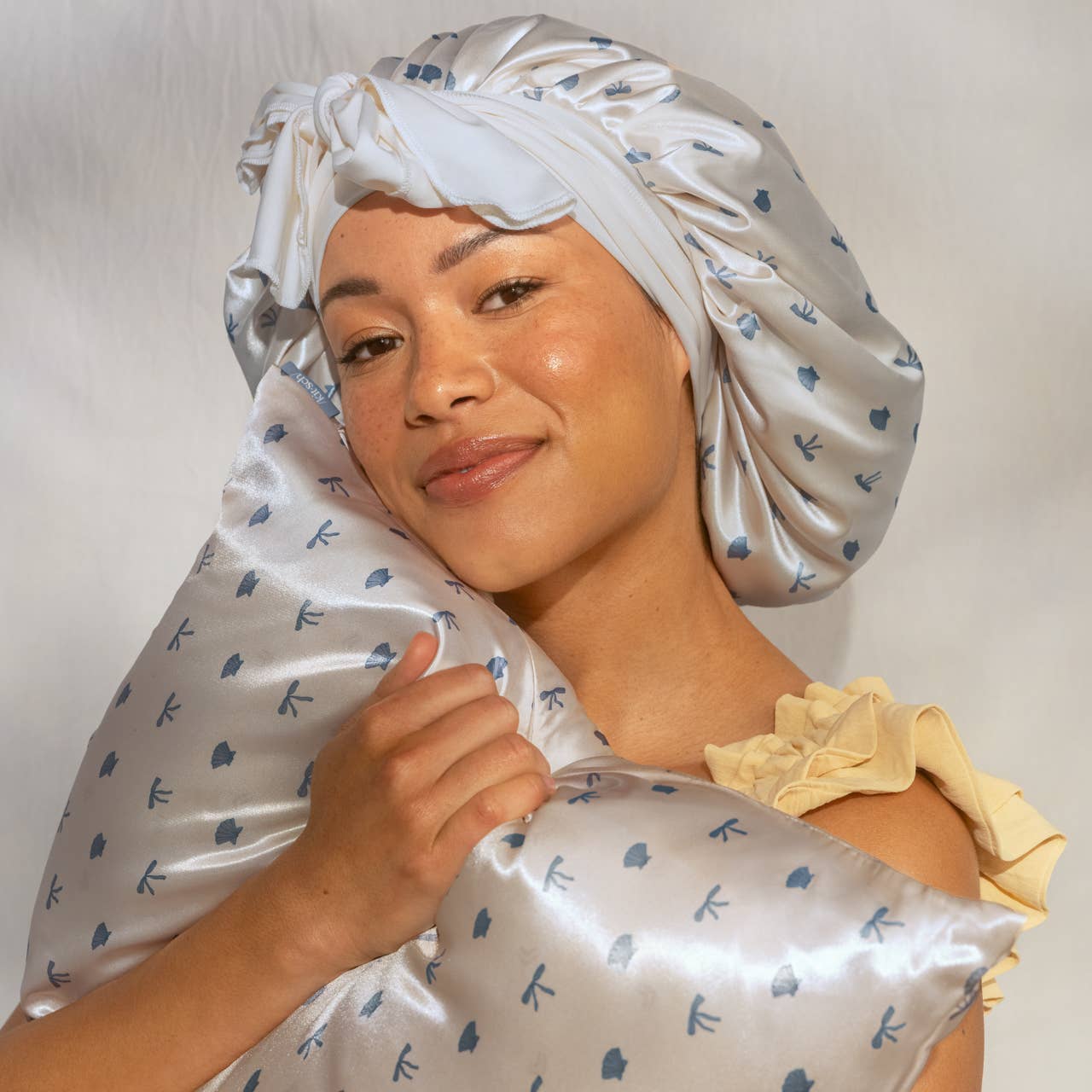 Kitsch Oversized Satinmössa - Pärlemorvit & Kustblått mönster