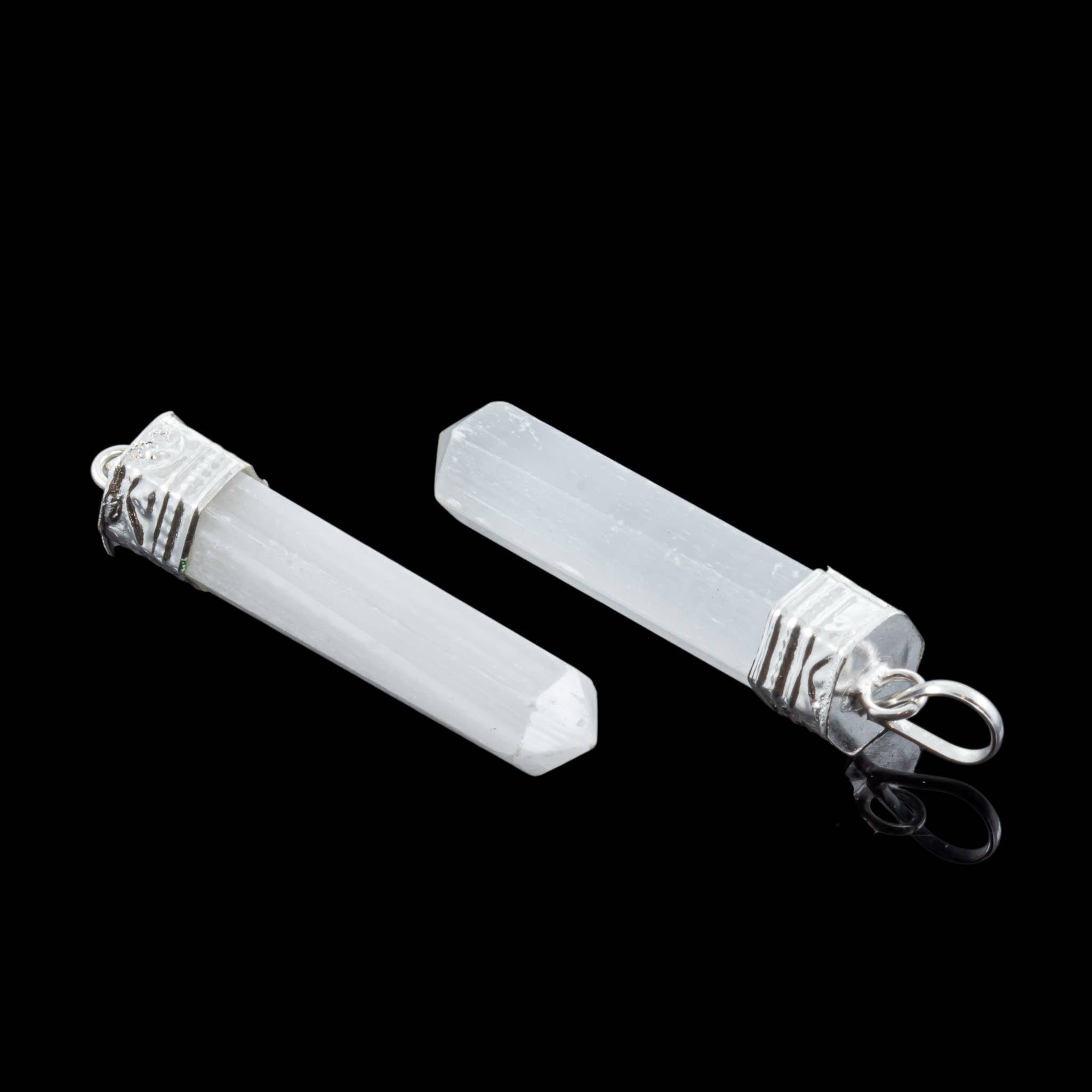 Halsband med hängsmycke i ädelstenspenna