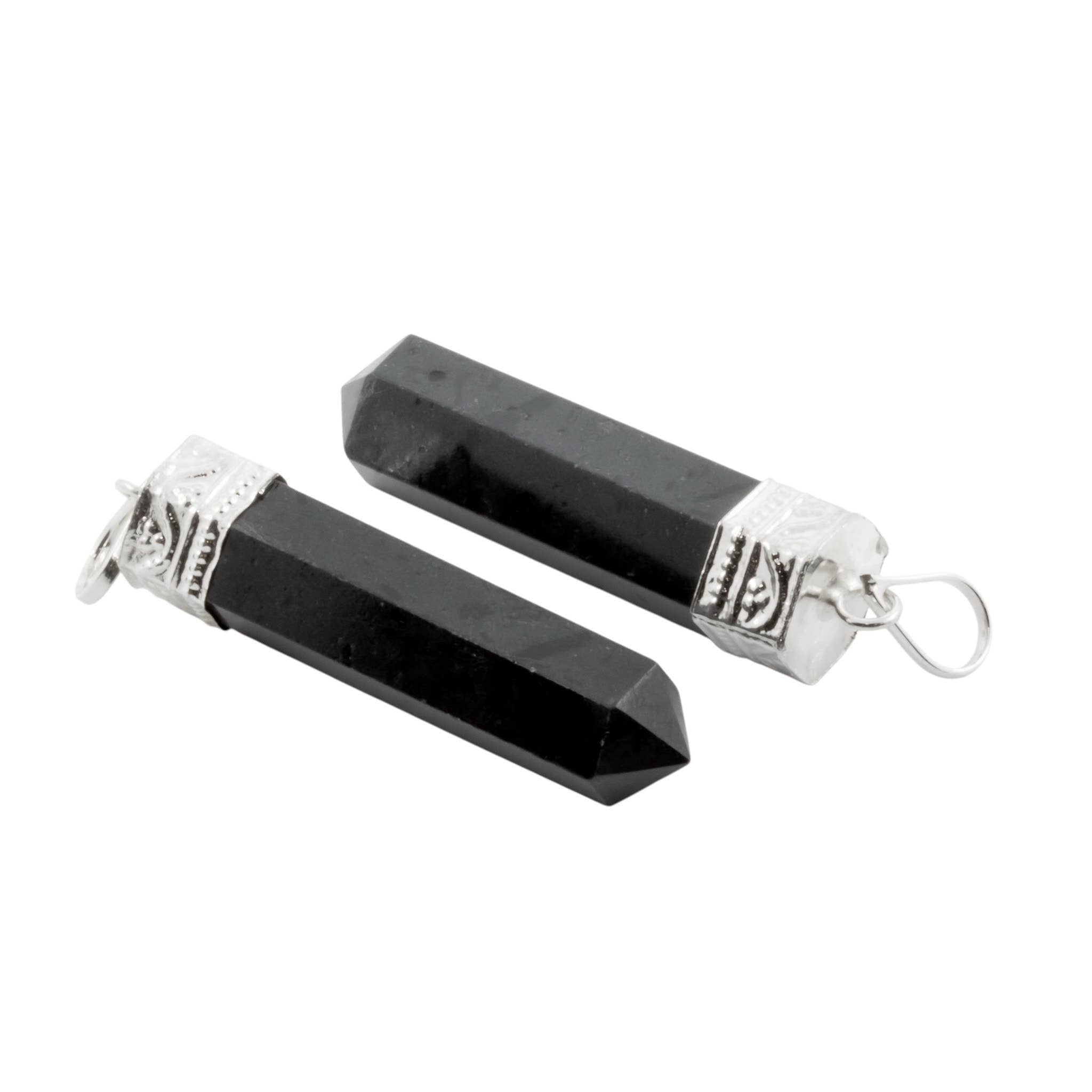 Halsband med hängsmycke i ädelstenspenna