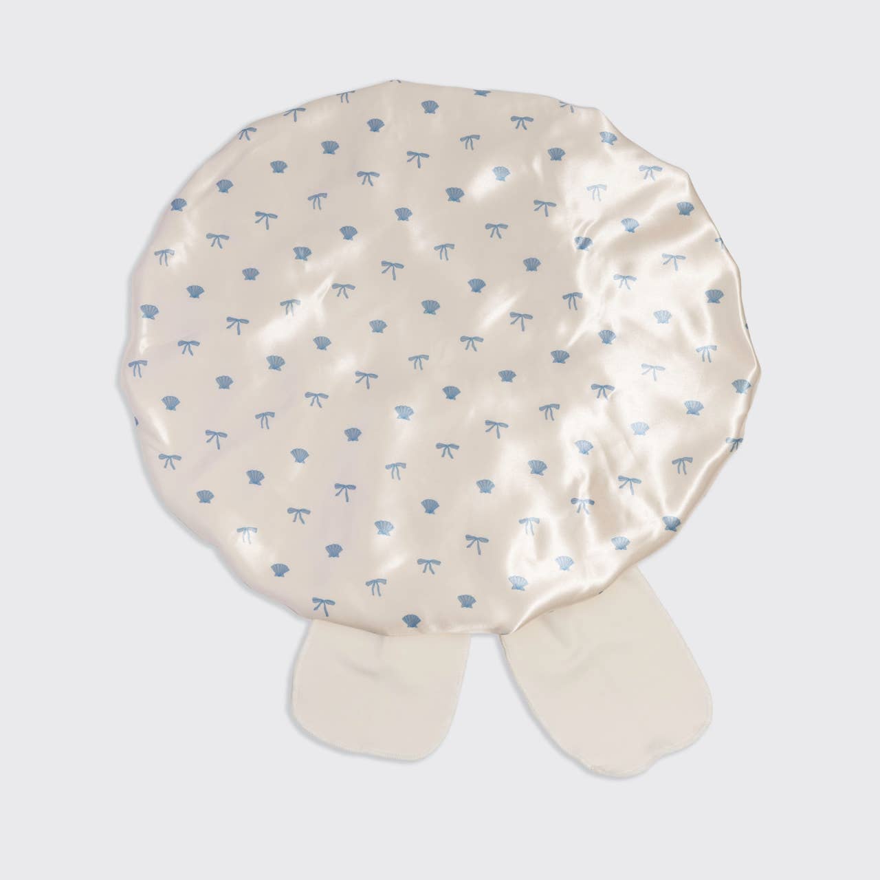 Kitsch Oversized Satinmössa - Pärlemorvit & Kustblått mönster