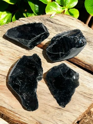 Raakakivi Obsidiaani, keskikoko 3-6 cm